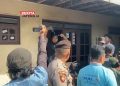 Pemilik Nyaris Bakar Diri Saat Rumahnya Hendak Dieksekusi di Pekalongan 17 Pemilik Nyaris Bakar Diri Saat Rumahnya Hendak Dieksekusi di Pekalongan