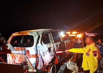 Keluar Asap dari Kap Mesin, Mobil Xenia Hangus Terbakar di Tol Ungaran