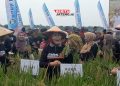 Pemkab Grobogan Pecahkan Rekor Muri Pemetik Padi Terbanyak dengan “Ani-Ani” 18 Pemkab Grobogan Pecahkan Rekor Muri Pemetik Padi Terbanyak dengan “Ani-Ani”