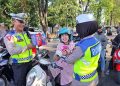 Unik, Pengendara di Demak yang Tertib Berlalu Lintas Dapat Coklat dari Polisi