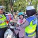 Unik, Pengendara di Demak yang Tertib Berlalu Lintas Dapat Coklat dari Polisi 8 Unik, Pengendara di Demak yang Tertib Berlalu Lintas Dapat Coklat dari Polisi