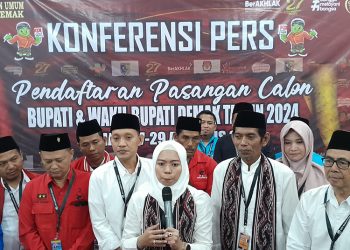 Eisti’anah-Gus Bad Resmi Daftar ke KPU Demak, Eisti: Target Kita Menang!