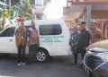 Hasil Serap Aspirasi Warga Kemujan, DPRD Jepara Serahkan Bantuan Ambulans 19 Anggota Dewan Perwakilan Rakyat Daerah (DPRD) Kabupaten Jepara, Bustanul Arif (kedua kanan), menyerahkan bantuan ambulans untuk pelayanan kesehatan warga Desa Kemujan, Kecamatan Karimunjawa, Kabupaten Jepara, Kamis, 1 Agustus 2024. (Tomi Budianto/Beritajateng.id)