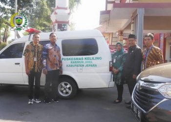Anggota Dewan Perwakilan Rakyat Daerah (DPRD) Kabupaten Jepara, Bustanul Arif (kedua kanan), menyerahkan bantuan ambulans untuk pelayanan kesehatan warga Desa Kemujan, Kecamatan Karimunjawa, Kabupaten Jepara, Kamis, 1 Agustus 2024. (Tomi Budianto/Beritajateng.id)