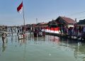 Warga Timbulsloko Demak Laksanakan Upacara HUT RI ke-79 di Tengah Banjir Rob 17 Warga Timbulsloko Demak Laksanakan Upacara HUT RI ke-79 di Tengah Banjir Rob