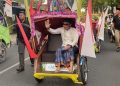 Naik Becak, Pasangan Hartopo-Mawahib Resmi Daftar ke KPU Kudus 19 Naik Becak, Pasangan Hartopo-Mawahib Resmi Daftar ke KPU Kudus