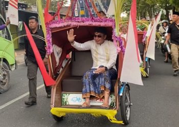 Naik Becak, Pasangan Hartopo-Mawahib Resmi Daftar ke KPU Kudus