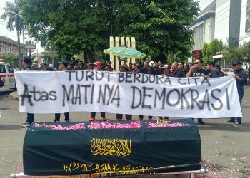 Ricuh, Ribuan Mahasiswa di Semarang Demo Tolak RUU Pilkada