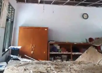 Diduga Lapuk, Plafon Ruang Guru SDN Sendanggayam Blora Ambrol