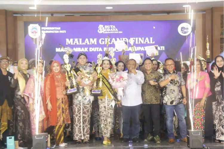 Dinporapar Serahkan Penghargaan Mas dan Mbak Duta Budaya Kabupaten Pati 