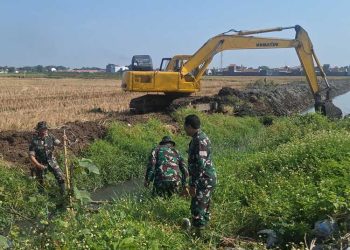 Sambut HUT ke-79 TNI, Kodim 0175/Kendal Bersih-Bersih Sungai