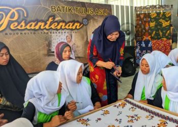Lestarikan Budaya: Antusiasme Pelajar MAN 1 Pati Membuat Batik Tulis Pesantenan