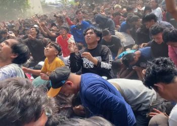 Berebut Rp35 Juta, Tradisi Udik-Udikan di Pekalongan Berujung Ricuh