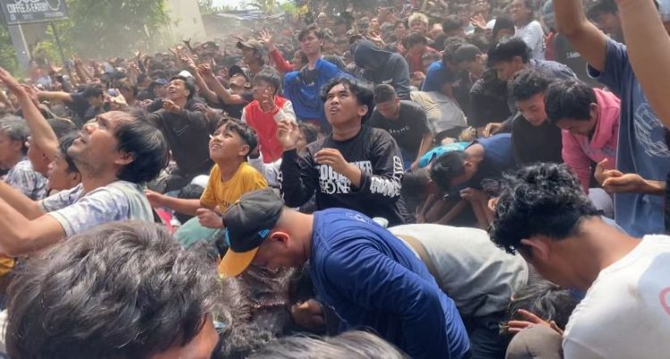 Berebut Rp35 Juta, Tradisi Udik-Udikan di Pekalongan Berujung Ricuh