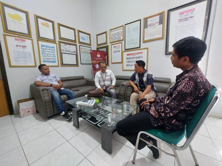 Datangi KPU Rembang, Tim Hukum Harno-Hanies Pastikan Kelengkapan Persyaratan Paslon 1 Datangi KPU Rembang, Tim Hukum Harno-Hanies Pastikan Kelengkapan Persyaratan Paslon