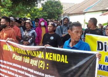 Minta Keadilan Terhadap Sengketa Dico – Ali, Massa Demo Datangi Bawaslu Kendal