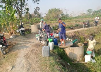 Rela Antre Berjam-jam Demi Air Bersih, Warga Tuntut Pemerintah Cari Solusi