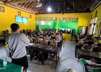 Cegah Aksi Bullying, Polsek Batealit Gelar Binluh di MTs Miftahul Huda Jepara 8 Cegah Aksi Bullying, Polsek Batealit Gelar Binluh di MTs Miftahul Huda Jepara