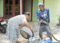 Warga Terdampak Kekeringan di Rembang Antusias Terima Bantuan Air Bersih dari Relawan Harmonis 18 Warga Terdampak Kekeringan di Rembang Antusias Terima Bantuan Air Bersih dari Relawan Harmonis