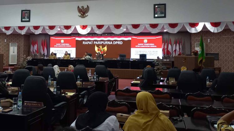 Penetapan Pimpinan DPRD Kendal Terpaksa Ditunda, Ada Apa?  1 Penetapan Pimpinan DPRD Kendal Terpaksa Ditunda, Ada Apa?