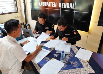 Kuasa Hukum Tika – Benny Lengkapi Berkas Pemohon Pihak Terkait ke Bawaslu Kendal 