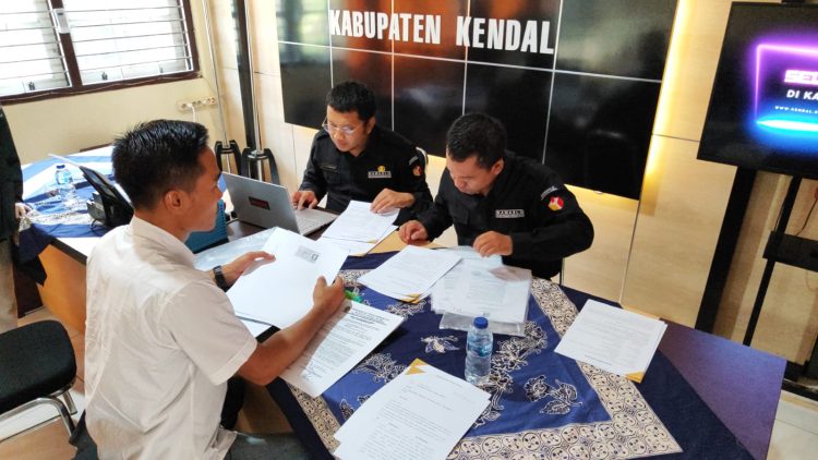 Kuasa Hukum Tika – Benny Lengkapi Berkas Pemohon Pihak Terkait ke Bawaslu Kendal 