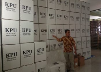 Uji Coba Kekuatan Kotak Suara oleh KPU Salatiga, Ini Hasilnya