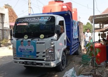 Peduli Warga Terdampak Kekeringan, Harno-Hanies Kirim Bantuan Air Bersih