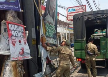 Satpol PP Kendal Copot 60 Reklame Langgar Peraturan Daerah