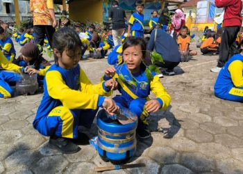 Tumbuhkan Rasa Peduli Lingkungan, DLH Kendal Ajak Siswa SDN 2 Bandengan Tanam 100 Pohon