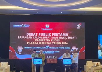 Debat Pertama Pilkada Kudus, Dua Paslon Bahas KKN Hingga Adu Data Jumlah Ponpes