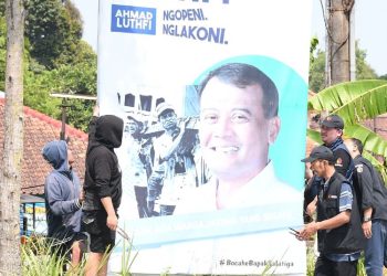 Langgar Aturan, Bawaslu Salatiga Copot Ribuan APK Peserta Pilkada
