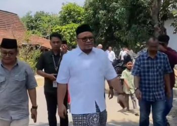 Sholat Jumat di Desa Keraskepoh Pancur, Cawabup Rembang Gus Hanies Disambut Antusias Warga