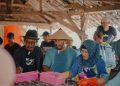 Calon Bupati Rembang Harno Ikut Panen Udang, Warga Sebut Sebagai Sosok Kompeten 15 Calon Bupati Rembang Harno Ikut Panen Udang, Warga Sebut Sebagai Sosok Kompeten