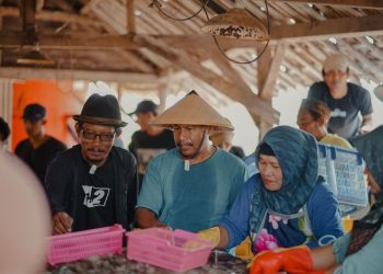 Calon Bupati Rembang Harno Ikut Panen Udang, Warga Sebut Sebagai Sosok Kompeten