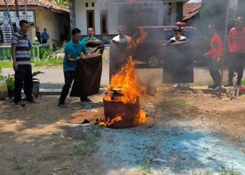 Satpolkar Kendal Gelar Pelatihan Penanganan Kebakaran, Warga Antusias Praktik