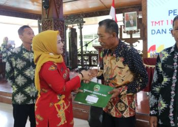 Sampaikan Terima kasih, Plt Bupati Blora Serahkan SK Pensiun Kepada 55 PNS