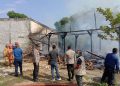 Diduga dari Arus Pendek Pengisian Baterai Ponsel, Dua Rumah di Grobogan Terbakar 21 Diduga dari Arus Pendek Pengisian Baterai Ponsel, Dua Rumah di Grobogan Terbakar