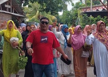 Bawa Hasil Bumi, Emak-emak Kaliori Rembang Datangi Rumah Gus Hanies untuk Beri Dukungan