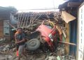 Truk Dump Tabrak Rumah Warga di Kendal, Satu Orang Meninggal Ketika Tidur 15 Truk Dump Tabrak Rumah Warga di Kendal, Satu Orang Meninggal Ketika Tidur