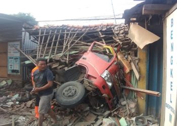 Truk Dump Tabrak Rumah Warga di Kendal, Satu Orang Meninggal Ketika Tidur