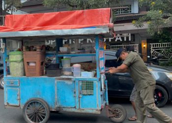 PKL Kembali Jualan di Alun-alun Pati, Disdagperin dan Satpol PP Lakukan Penertiban