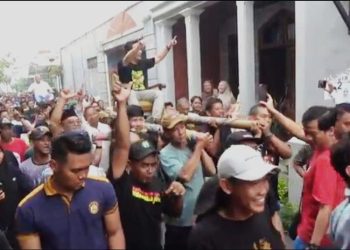 Usai Unggul pada Hasil Hitung Cepat, Cawalkot Pekalongan Aaf Diarak Keliling Kota