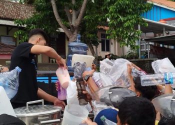 Bentuk Kekecewaan, Ratusan Peternak Sapi Perah di Kabupaten Semarang Bagikan Susu Gratis