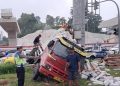 Rem Blong, Sebuah Truk Alami Kecelakaan Tunggal di Exit Tol Bawen Semarang 15 Rem Blong, Sebuah Truk Alami Kecelakaan Tunggal di Exit Tol Bawen Semarang