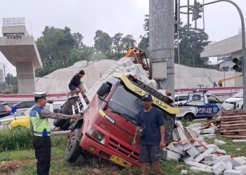 Rem Blong, Sebuah Truk Alami Kecelakaan Tunggal di Exit Tol Bawen Semarang