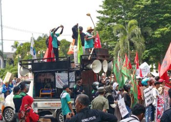 Ratusan Buruh Demo di Kantor Bupati Demak, Minta UMK Naik Minimal 10 Persen