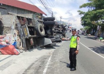 Hendak Hindari Motor yang Rem Mendadak, Truk Bermuatan Semen Terguling di Salatiga