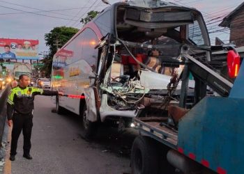 Tak Nyalakan Lampu Hazard, Sebuah Truk Diseruduk Bus di Ungaran