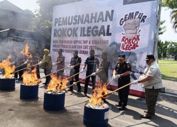 Pemkab Demak Musnahkan 10 Juta Rokok Ilegal, Nilainya Capai Rp 14 Miliar 2 Pemkab Demak Musnahkan 10 Juta Rokok Ilegal, Nilainya Capai Rp 14 Miliar